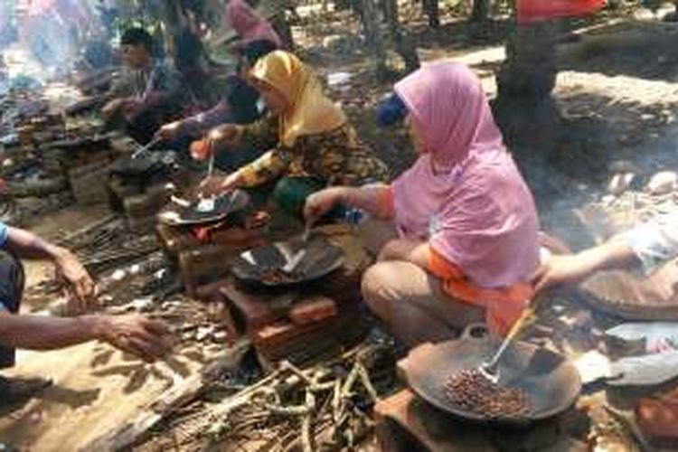 Para ibu asal Desa Gombengsari, Banyuwangi, Jawa Timur sedang menyangrai kopi di Festival Kembang Kopi, Rabu (7/9/2016).