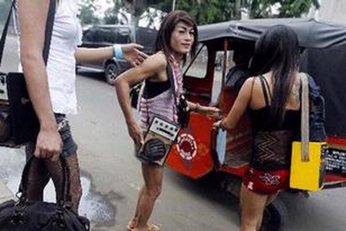 Tiga waria menaiki Bajaj untuk mengantarkan mereka mengamen di Kawasan Jembatan Besi, Jakarta Barat, Senin (24/1/2011). Diskriminasi terhadap kaum waria mengkibatkan minimnya kesempatan kerja bagi mereka di sektor formal. 