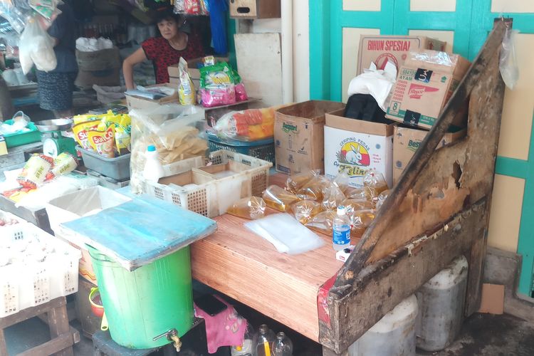 Sebuah kedai di pasar Baru KUD Tanjungpinang yang menjual minyak goreng curah, Senin (28/3/2022).
