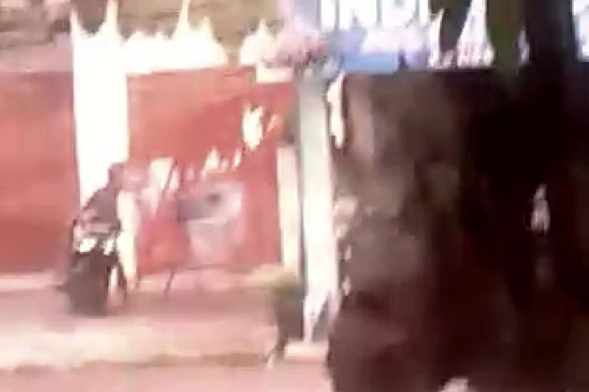 Tangkapan layar video yang merekam aksi pencurian pakaian dalam milik KN, istri dari IP, warga Kecamatan Kanigoro, Kabupaten Blitar