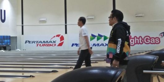 Jokowi dan Cak Imin, bermain bola Bowling di venus JSC, Palembang, Sumatera Selatan