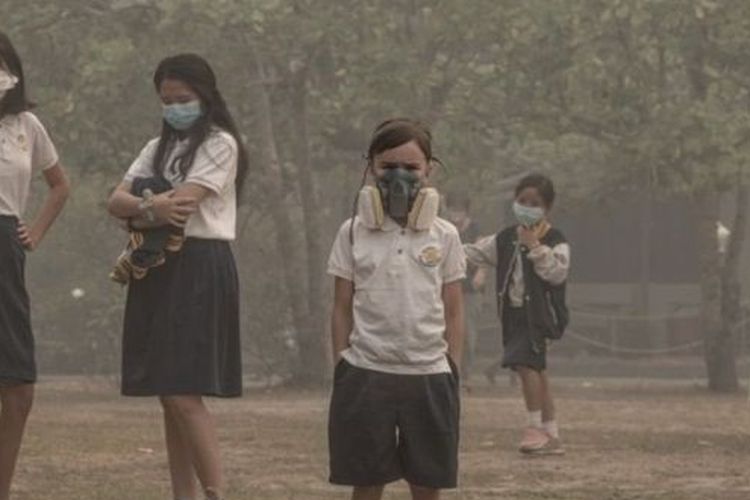 Siswa yang orang tuanya mampu secara ekonomi memakai perangkat masker yang lebih baik di Palangkaraya, Kalimantan Tengah, Kamis (12/9/2019). 