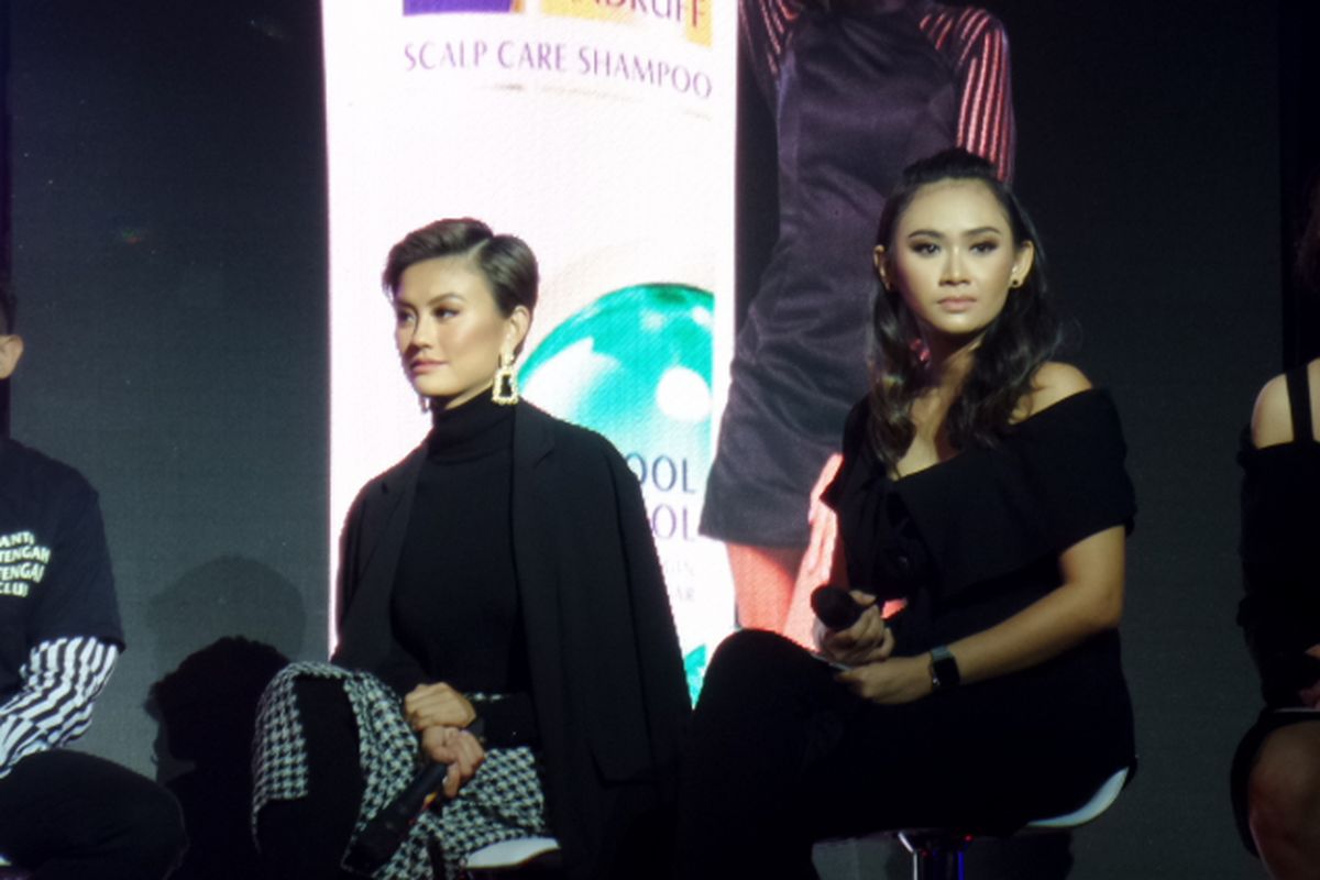 Brand Ambassador Clear Agnez Mo, Senior Brand Manager Clear Unilever Indonesia Essy Prita Cinta dan Senior Research & Development Manager Hair Care PT Unilever Indonesia Christina Yusuf (kedua dari kiri ke kanan) pada acara konferensi pers peluncuran Clear generasi baru dan #AntiSetengahSetengahClub di Empirica, SCBD, Jakarta, Jumat (21/9/2018).