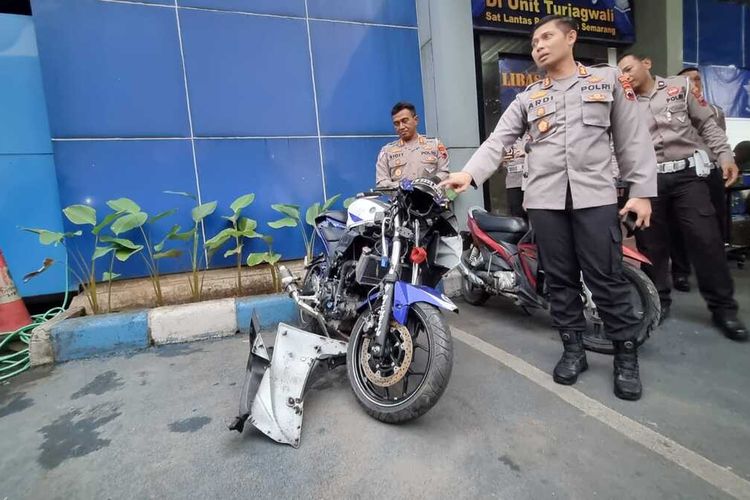 Wakapolretabes Semarang menunjukkan barang bukti motor dari kasus tabrakan Yamaha R25 dan Jupiter saat konferensi pers, Minggu (25/3/2023)