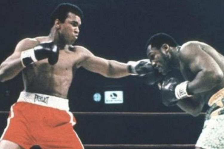 Muhammad Ali kalah saat melawan Joe Frazier pada 1971. Namun, Ali membalasnya pada 1974 dan 1975.
