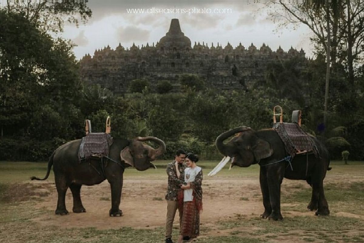 Foto pra nikah Kahiyang Ayu dan Bobby Nasution dengan latar Candi Borobudur.