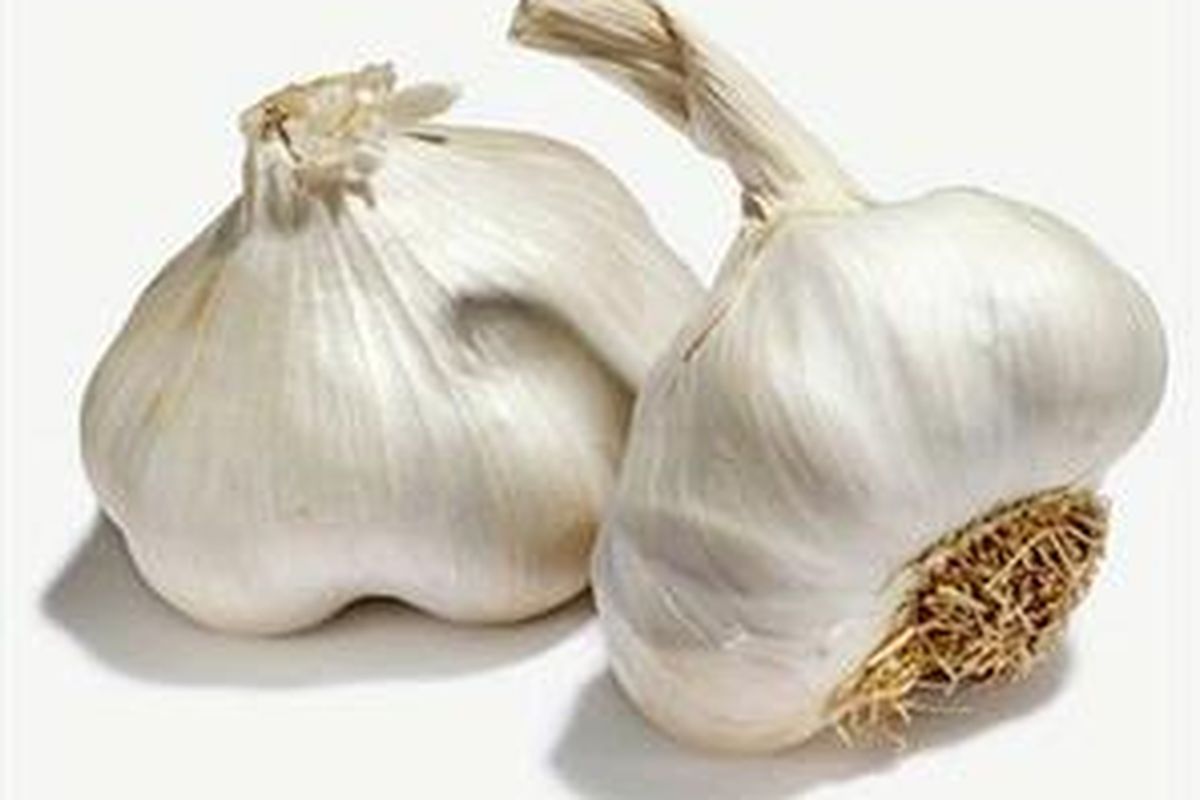 Bawang putih memiliki khasiat mengobati penyakit.