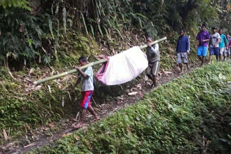 Warga Dea Naniari, Kecamatan Taniwel, Kabupaten Seram Bagian Barat, Maluku menggotong seorang Ibu hamil menuju Puskesmas Taniwel, Minggu (28/2/201)