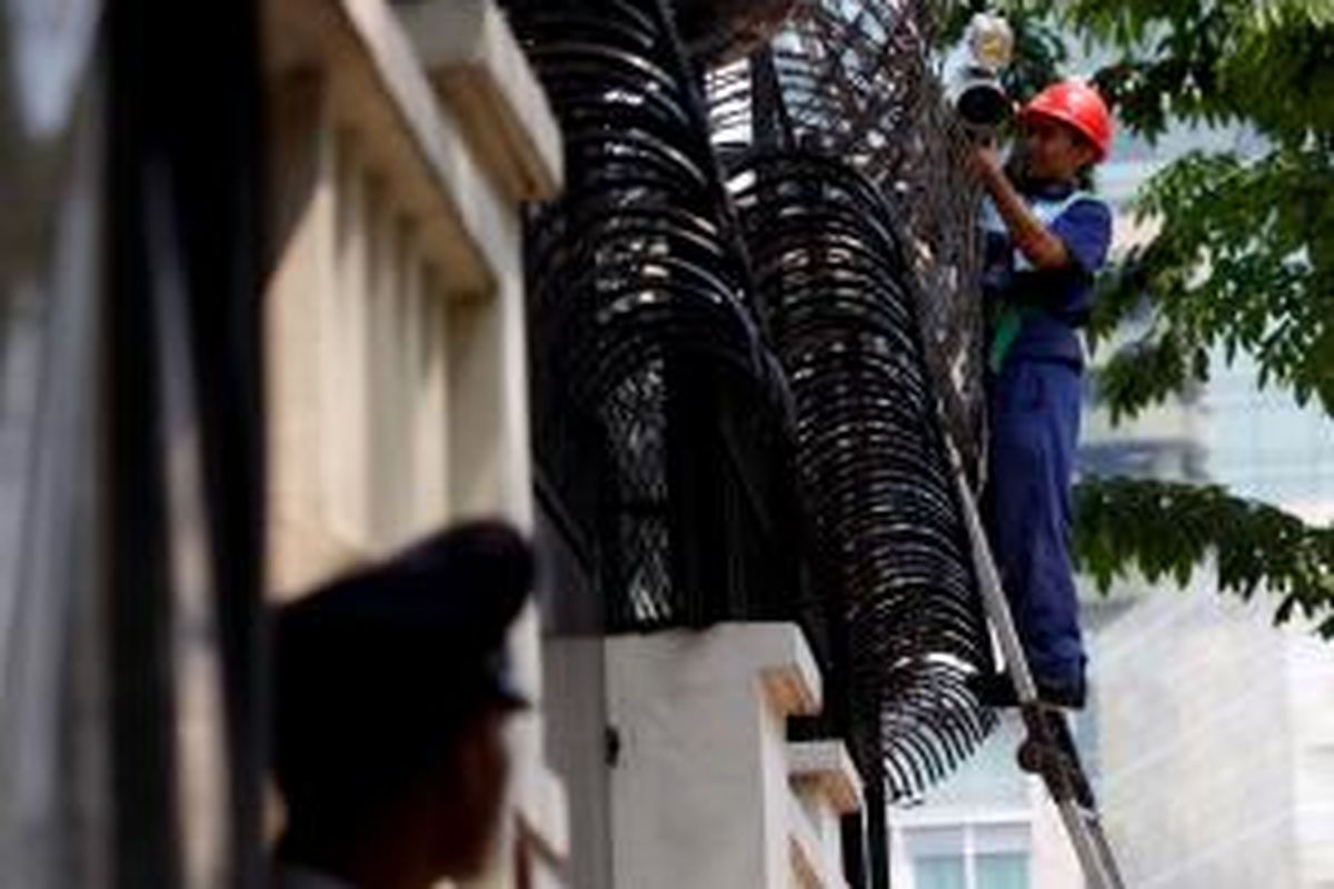 Petugas melakukan perawatan kamera CCTV di Kedubes Inggris, Jakarta, Selasa (21/7/2009). Hal ini dilakukan terkait teror bom di Mega Kuningan Jakarta yang terjadi empat hari yang lalu.