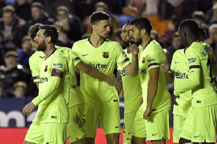 Para pemain Barcelona merayakan gol Lionel Messi ke gawang Levante pada pertandingan La Liga Spanyol di Stadion Ciutat de Valencia, 16 Desember 2018. 