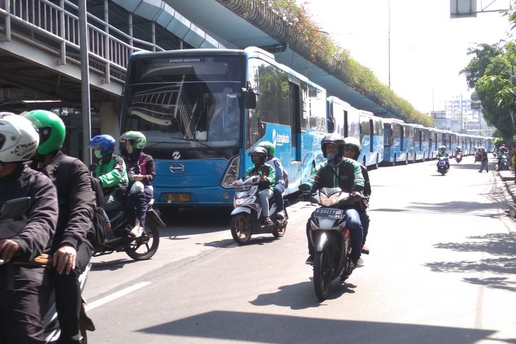 Antrean panjang bus Transjakarta di Simpang Matraman, Selasa (10/4/2018)