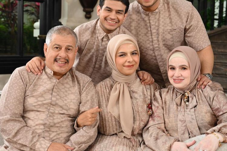 Gaya Lebaran 2024 selebgram Fadil Jaidi sekeluarga mengenakan pakaian warna cokelat muda. 