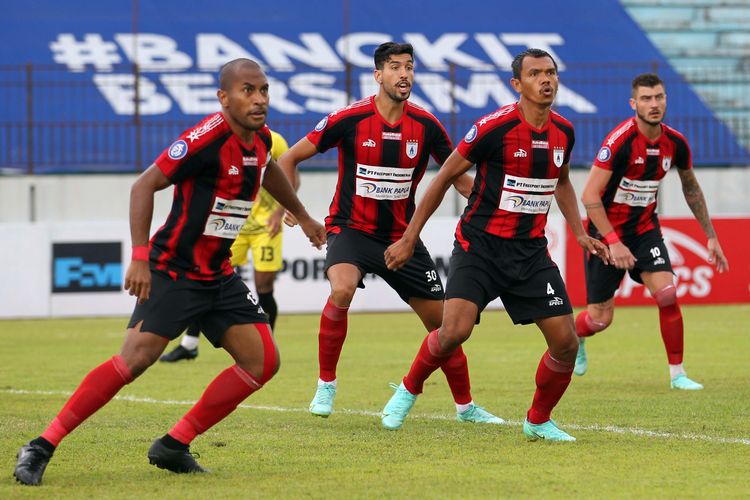 Pemain asing Persipura Jayapura Hendrique Motta saat pertandingan pekan ke 9 Liga 1 2021 melawan Barito Putera yang berakhir dengan skor 0-1 di Stadion Moch Soebroto Magelang, Senin (25/10/2021) sore.