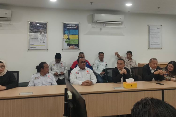 Presiden Konfederasi Serikat Pekerja Seluruh Indonesia (KSPSI) Andi Gani Nena Wea bersama pimpinan DPR RI, Sufmi Dasco Ahmad dan Saan Mustopa melakukan pertemuan dengan perwakilan perusaahaan produsen ban Michelin atau PT Multistrada Arah Sarana Tbk. (MASA) di Cikarang, Jawa Barat, Senin (3/11/2025).