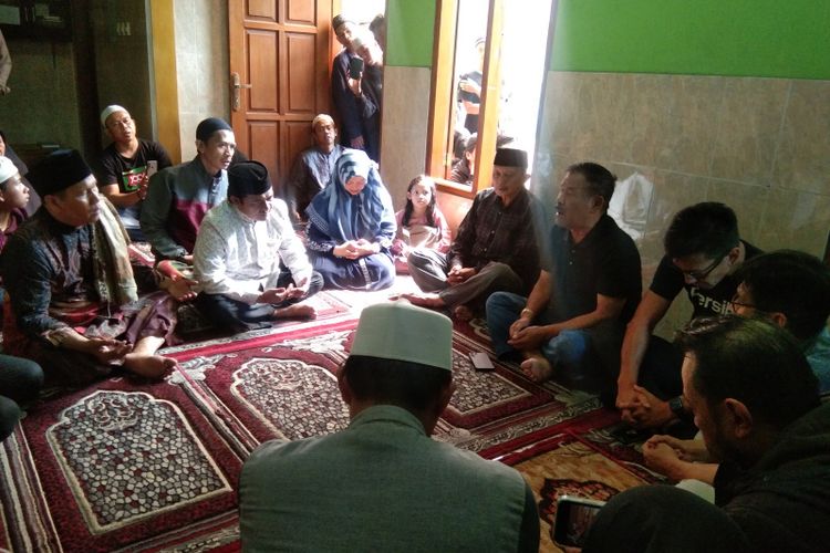 Komisaris PT Persib Bandung Bermartabat (PBB) Umuh Muchtar saat melayat ke kediaman almarhum Asep Solihin (29) warga Gang Blok TVRI, Kelurahan Cibaduyut Wetan, Kota Bandung, Jawa Barat, Sabtu (18/6/2022). 