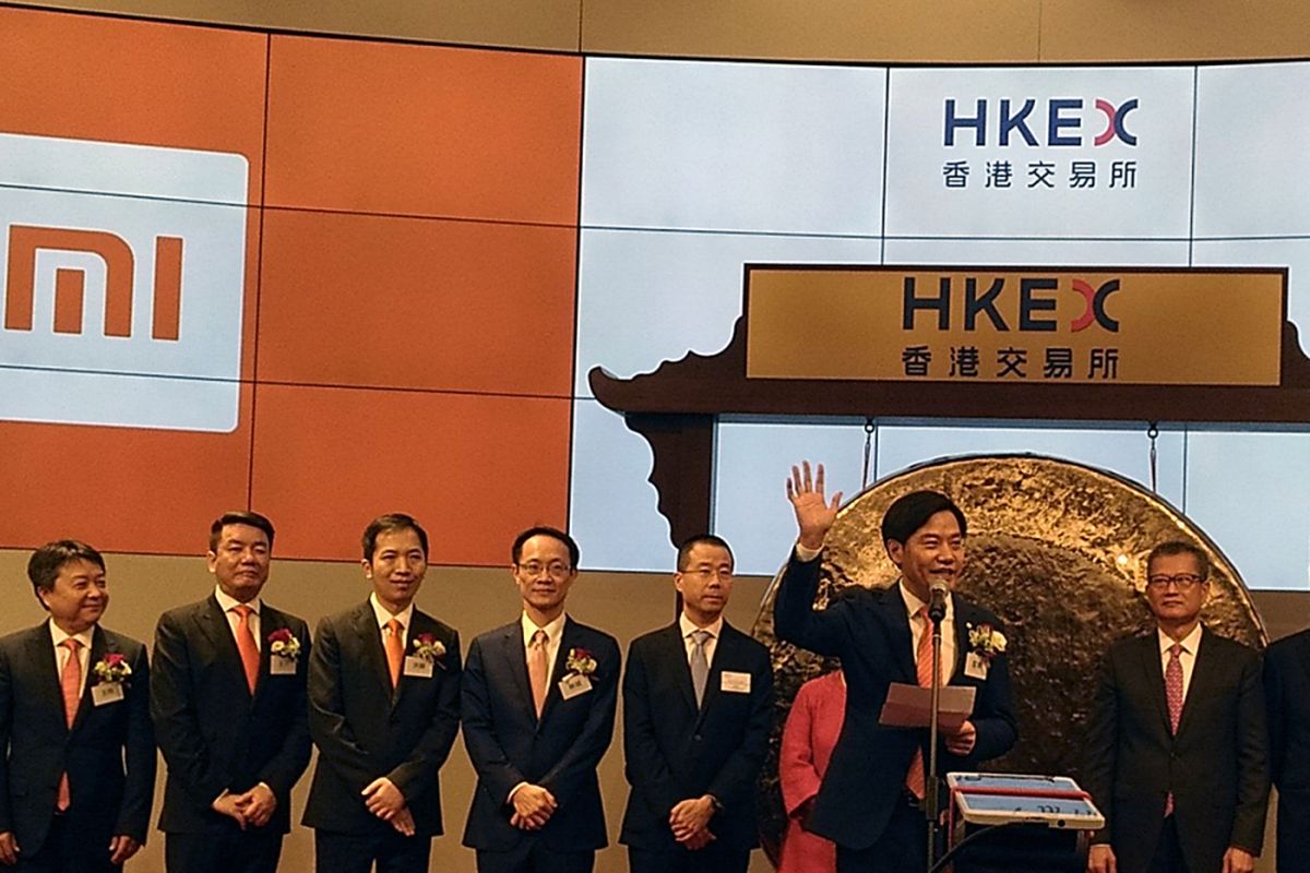 CEO Xiaomi Lei Jun (kedua dari kanan) memberikan sambutan pada acara pelepasan saham perdana Xiaomi di Bursa Hong Kong, Senin (9/7/2018).