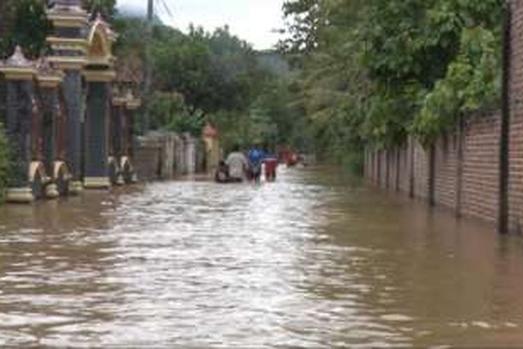 Banjir Mengenang ruas jalan permukiman warga Desa Gandusari Kecamatanb Gandusari Kabupaten Trenggalek (13/11/2016). 