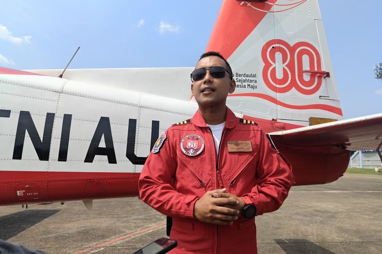 Anggota Jupiter Aerobatic Team (JAT) atau The Jupiters, Kapten Pnb I Putu Satrya Kedaton usai geladi persiapan HUT ke-80 RI, di Terminal Selatan Lanud Halim Perdanakusuma, Jakarta Timur, Jumat (15/8/2025).