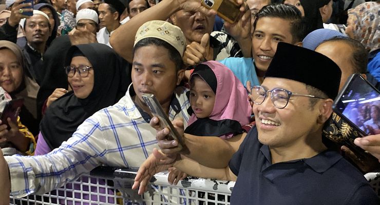 Ziarah ke Makam Sunan Ampel, Cak Imin Diserbu Warga untuk Foto Bersama