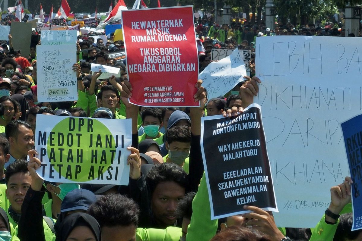 Mahasiswa dari berbagai perguruan tinggi berjalan kaki sambil membawa poster saat berunjuk rasa menolak UU KPK hasil revisi dan RUU KUHP, di Semarang, Jawa Tengah, Selasa (24/9/2019). Unjuk rasa yang diikuti ribuan mahasiswa itu menuntut dilakukannya peninjauan kembali atas UU KPK hasil revisi ke Mahkamah Konstitusi, dukungan terhadap KPK, dan menolak rencana pengesahan RUU KUHP.