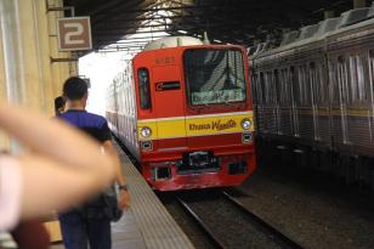 Calon penumpang tengah menunggu gerbong Kereta Rangkaian Khusus Wanita di Stasiun Cikini, Jakarta Pusat. PT KAI Komuter Jabodetabek (PT KCJ) mulai mengoperasikan Kereta Rangkaian Khusus Wanita yang terdiri dari 8 gerbong , Senin (1/10/2012).  