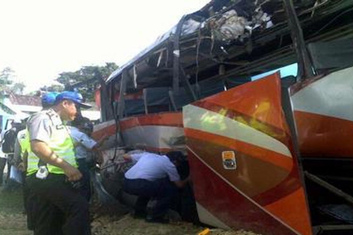Bus Mira S 7186 US yang kecelakaan di Tempuran, Paron, Ngawi Senin (13/2/2012) dinihari, diperiksa tim gabungan dari Dirlantas Polda Jatim