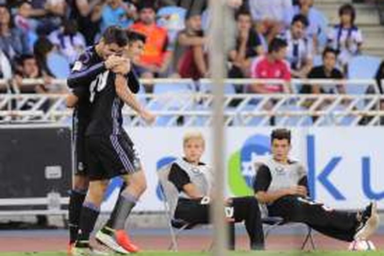 Gelandang Real Madrid, Marco Asensio Willemsen (kanan), mendapat sambutan dari rekan setimnya, Alvaro Borja Morata, setelah mencetak gol ke gawang Real Sociedad dalam pertandingan La Liga di Stadion Anoeta, San Sebastian, Minggu (21/8/2016).

