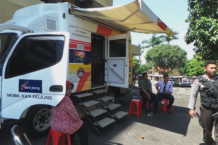  Armada  mobil keliling layanan Bank Jateng nampak parkir tidak jauh dari kantor Bank Jateng Kantor Kas Tarubudaya, Ungaran, Jumat (19/5/2017). Sebelumnya Kantor Kas Bank Jateng Tarubudaya mengalami perampokan sebesar Rp 150 juta.