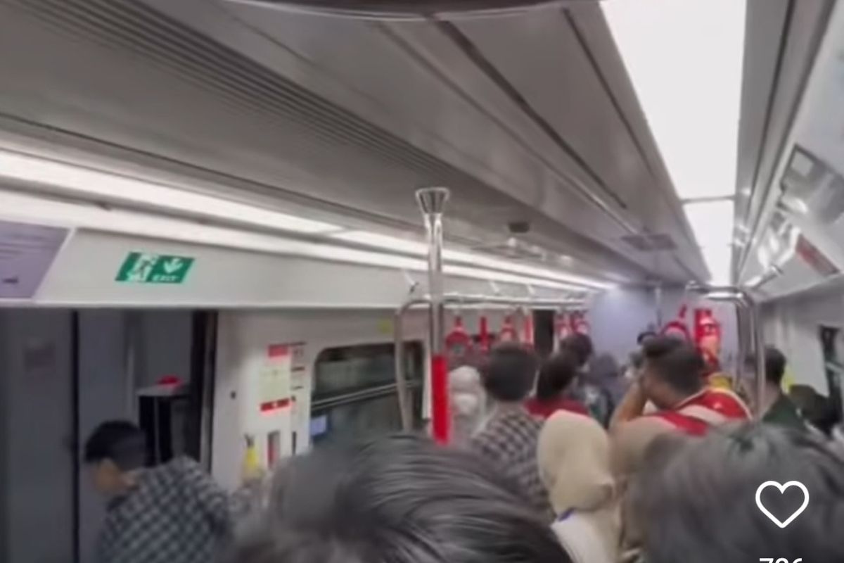 Baru-baru video memperlihatkan penumpang light rail transit (LRT) dikejar zombie, viral di media sosial. Adegan itu seperti film Train to Busan.
