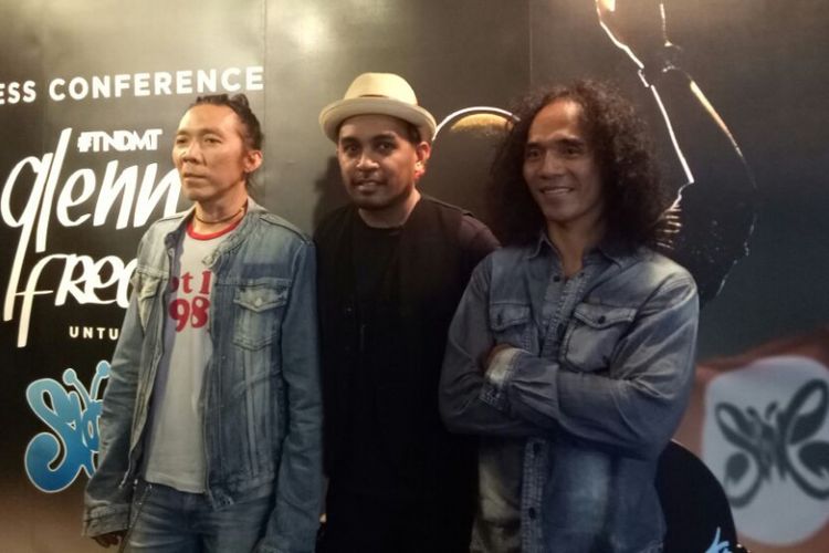 Glenn Fredly, Kaka, dan Bimbim Slank saat jumpa pers konser TNDMT Glenn Fredly untuk Slank di kawasan Senopati, Jakarta Selatan, Selasa (15/8/2017).