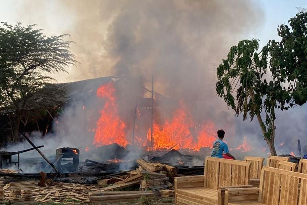 Gudang mebel di Desa Keboncandi, Kecamatan Gondangwetan, Kabupaten Pasuruan, Jawa Timur ludes terbakar saat kondisi gudang maaih sepi. Akibat kejadian itu pemilik merugi hingga 50 juta karena barat mebeler yang siap kirim ludes terbakar, Selasa) 26/08/2025) 