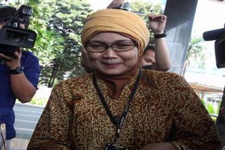 Sekretaris Jenderal DPR Winantuningtyastiti usai diperiksa penyidiik Komisi Pemberantasan Korupsi (KPK), Jakarta, Selasa (30/4/2013). Winantuningtyastiti di periksa KPK sebagai saksi bagi tersangka kasus dugaan tindak pidana pencucian uang, mantan anggota DPR Luthfi Hasan Ishaaq.

