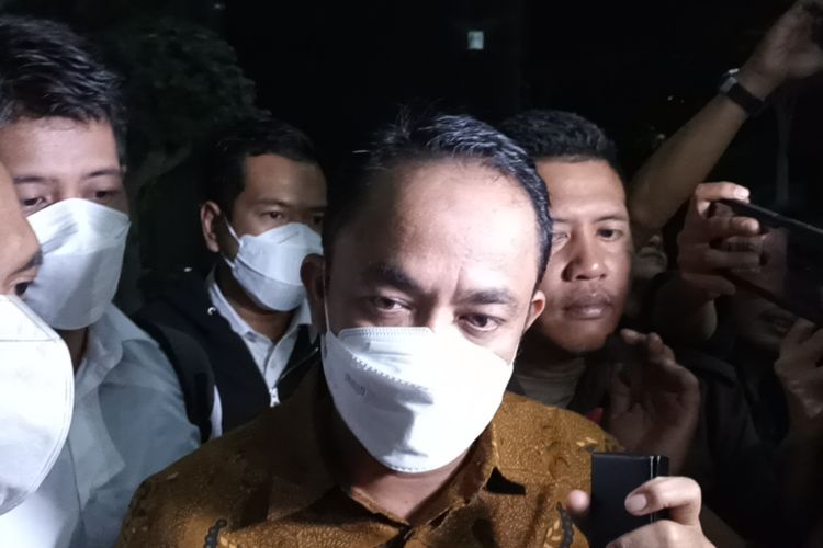 Pelaksana Harian (Plh) Direktur Jenderal Mineral dan Batubara (Dirjen Minerba), M Idris Froyoto Sihite mengaku dikonfirmasi tim penyidik Komisi Pemberantasan Korupsi (KPK) mengenai penggeledahan di apartemen di Pakubuwono, Menteng, Jakarta Pusat, Senin (3/4/2023).