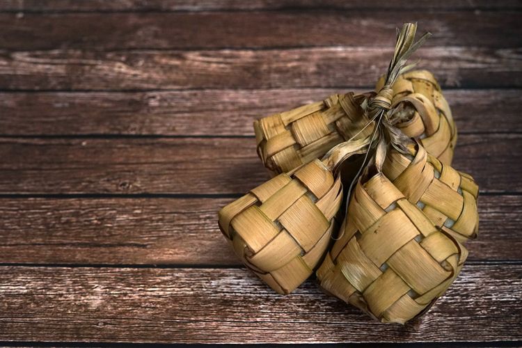 Ilustrasi ketupat yang dibungkus janur alias daun kelapa. 