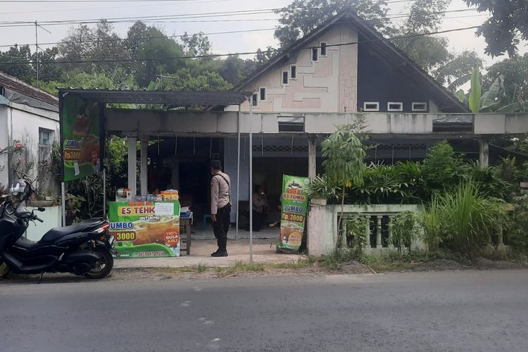 Polisi mendatangi rumah lokasi penemuan bayi di Desa Tugurejo, Kecamatan Ngasem, Kabupaten Kediri,Jawa Timur, Sabtu (11/6/2022).