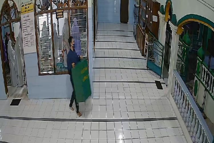 Tangkapan layar rekaman CCTV percobaan pencurian kotak amal di Masjid Al Mujahidin, Desa Banjarsari Kidul, Kecamatan Sokaraja, Kabupaten Banyumas, Jawa Tengah, Minggu (21/1/2024).