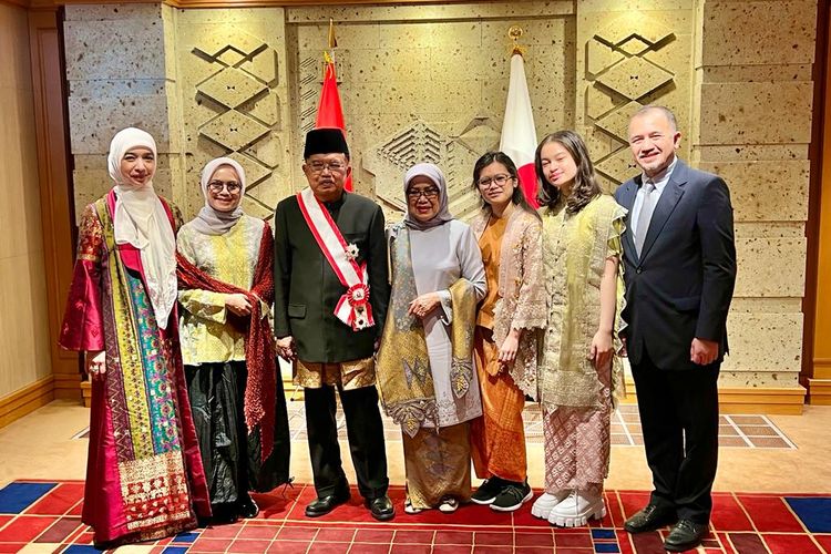 Wakil Presiden ke-10 dan ke-12, M Jusuf Kalla (JK) bersama istrinya, Mufidah Jusuf Kalladan keluarga saat menerima penghargaan dari pemerintah Jepang.
