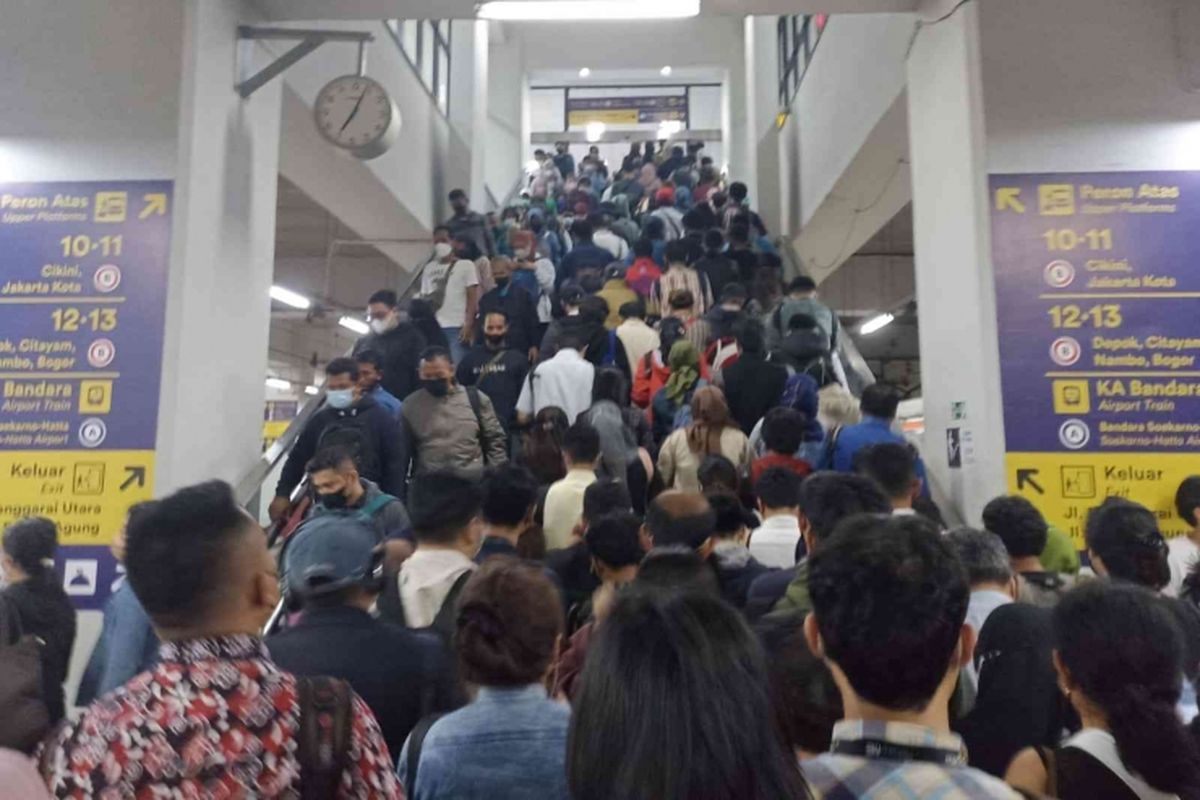 Antara penumpang yang naik dan turun tangga saling berbenturan