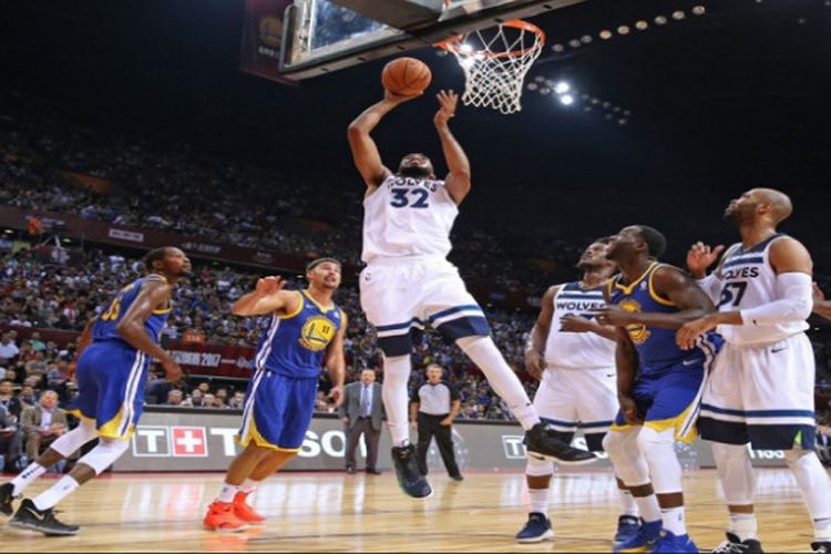 Pemain Minnesota Timberwolves (jersey putih) dan Golden State Warriors (jersey biru) menjalani laga preseason NBA di Shenzhen, China, pada Kamis (5/10/2017).