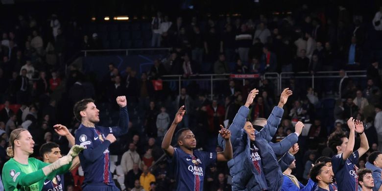 Para pemain Paris Saint-Germain merayakan kemenangan di akhir pertandingan sepak bola leg kedua babak play-off Liga Champions UEFA antara Paris Saint-Germain (PSG) dan AS Monaco di stadion Parc des Princes di Paris pada 25 Februari 2026.