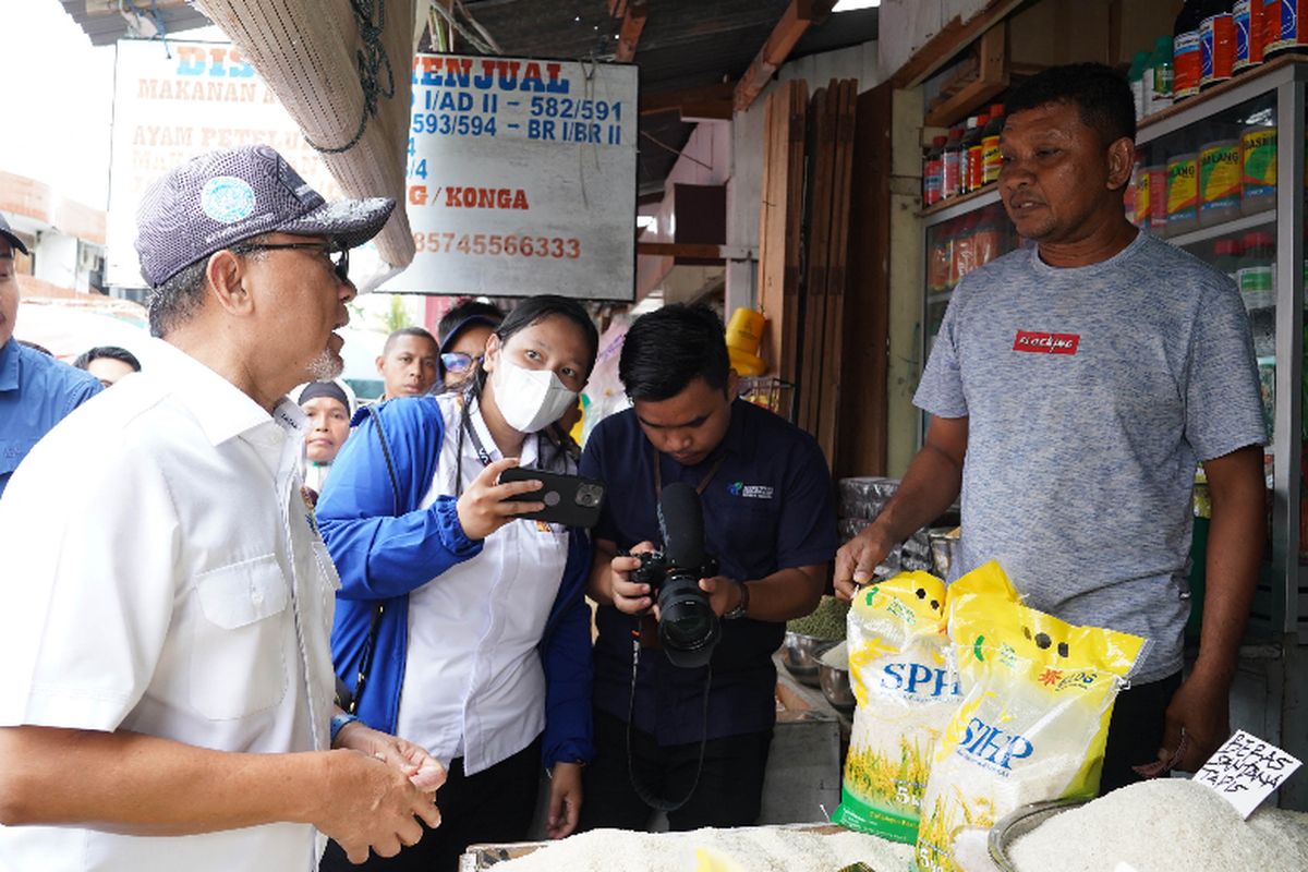 Mendag Zulkifli Hasan berbincang dengan salah satu pedagang di Pasar Simpong dalam agenda peresmian Pasar Bunta di di Kabupaten Banggai, Sulawesi Tengah (Sulteng) Selasa, (13/2/2024)