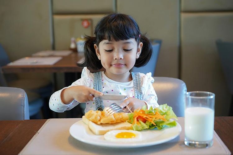 Ilustrasi anak makan.