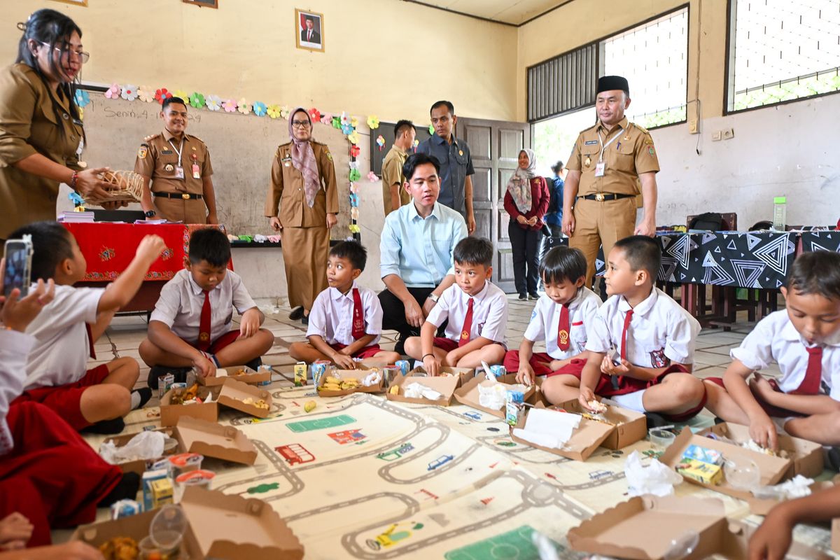 Gibran Tinjau Makan Bergizi Gratis di Palangkaraya, Menunya Ayam Goreng hingga Susu