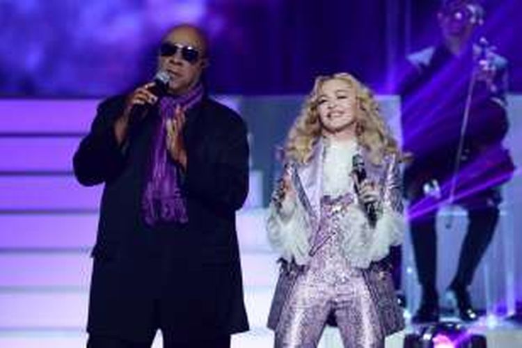Stevie Wonder dan Madonna berduet dalam tribute untuk Prince pada perhelatan Billboard Music Award 2016 yang digelar di T-Mobile Arena, Las Vegas, Nevada, Minggu (22/5/2016).