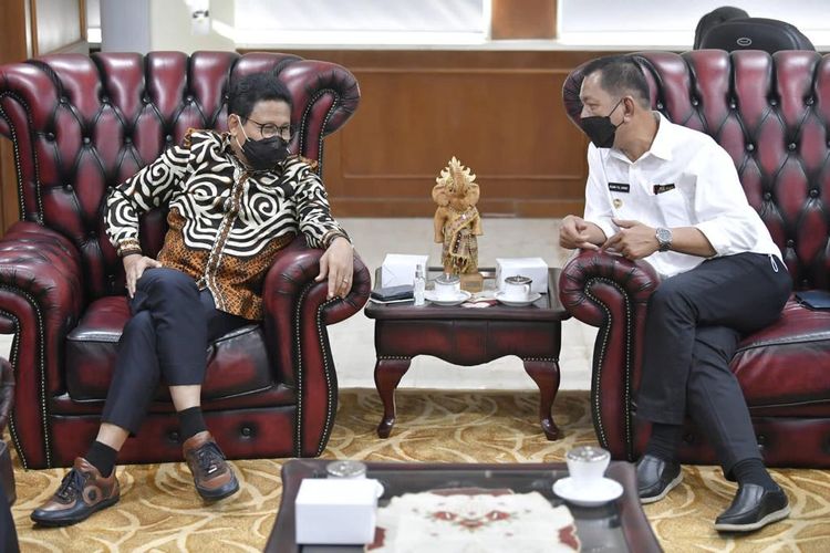 Menteri Desa PDTT Abdul Halim Iskandar (Gus Halim) saat menerima kunjungan kerja Bupati Pesisir Selatan, Provinsi Sumatera Barat (Sumbar) Rusma Yul Anwar, di kantor Kemendesa PDTT, Senin (29/11/2021).