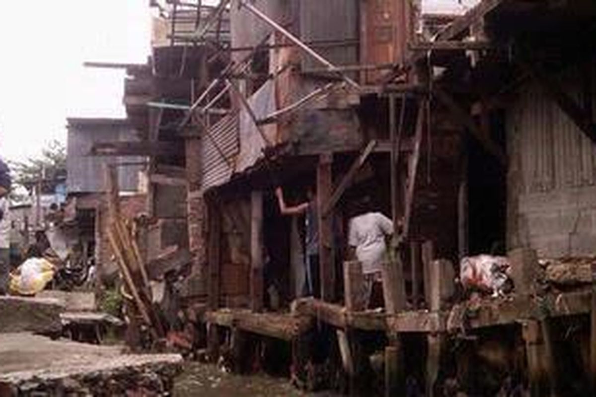 Sebanyak 58 bangunan di sepanjang Kali Baru Timur, Rawa Bunga, Jatinegara, Jakarta Timur yang tak memiliki IMB dibongkar oleh Satpol PP, Kamis (29/12/2011)