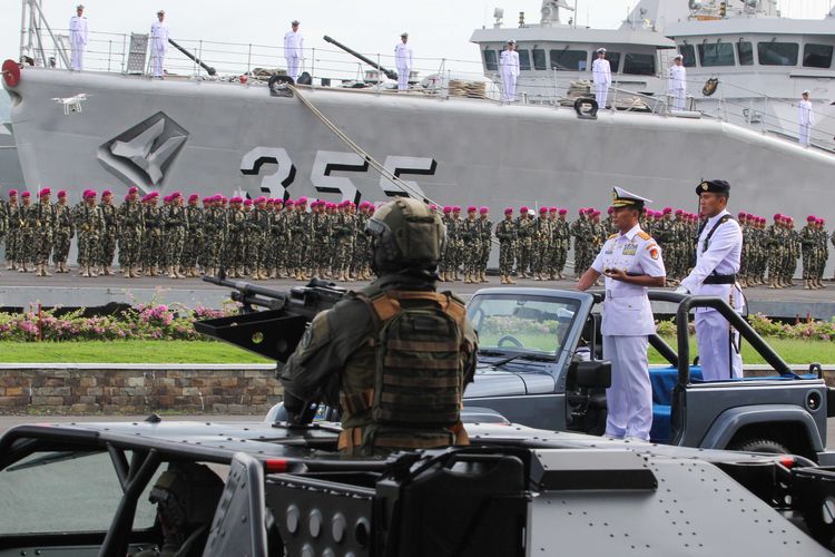 Panglima Komando Armada Republik Indonesia (Pangkoarmada RI) Laksamana Madya TNI Heru Kusmanto (kedua kanan) menginspeksi pasukan saat upacara Serah Terima Jabatan Panglima Komando Armada II di Koarmada II, Surabaya, Jawa Timur, Senin (27/2/2023). Panglima Komando Armada Republik Indonesia (Pangkoarmada RI) Laksamana Madya TNI Heru Kusmanto memimpin langsung upacara serah terima jabatan Pangkoarmada II dari Laksamana Muda TNI T.S.N.B. Hutabarat kepada Laksamana Muda TNI Maman Firmansyah.