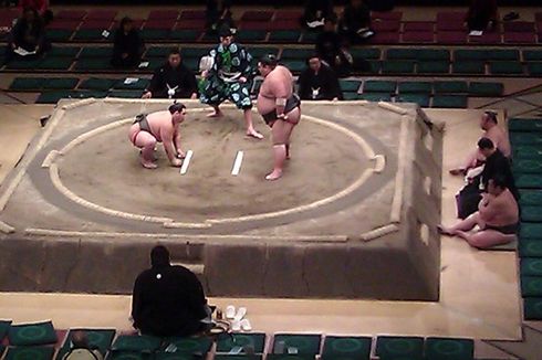 Kontroversi Pengusiran Petugas Medis Perempuan Masuk Arena Sumo di Jepang