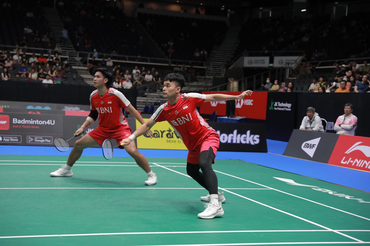 Ganda putra Indonesia, Leo Rolly Carnando/Daniel Marthin, kala berlaga dalam laga perempat final Singapore Open 2023 melawan wakil Malaysia, Aaron Chia/Soh Wooi Yik di Singapore Indoor Stadium, Jumat (9/6/2023).