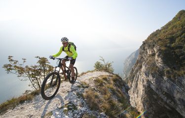 Sepeda gunung jenis trail untuk berbagai medan